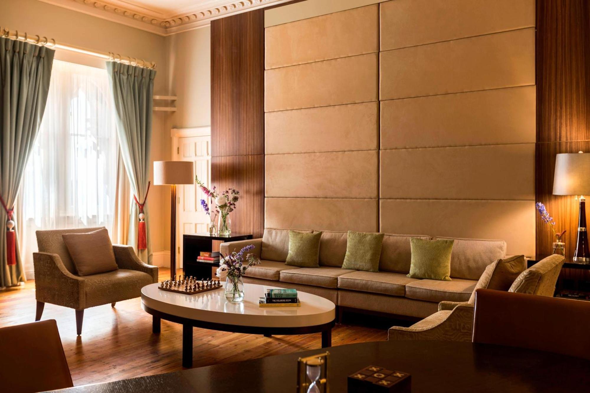 St. Pancras Renaissance Hotel London Kültér fotó A living room at the Mandarin Oriental, London
